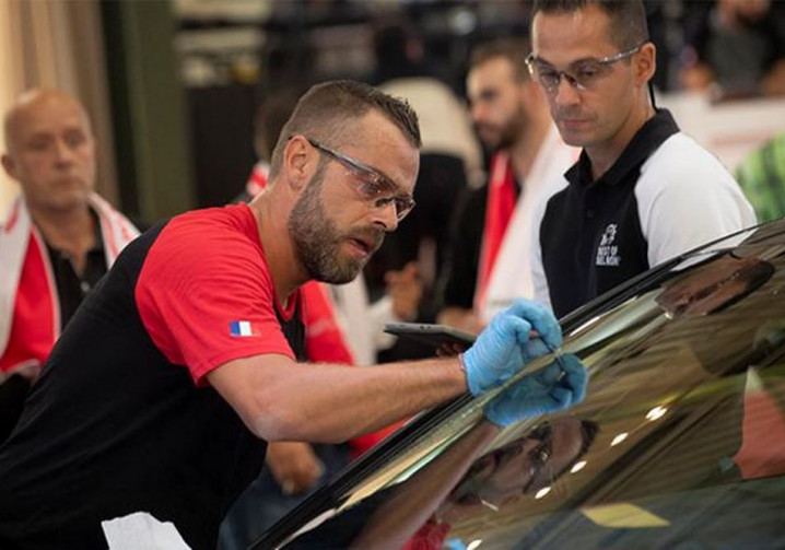 Réparer un pare-brise de véhicule dans un garage agréé permet de réduire la prime d'assurance auto