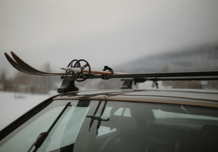 Comment préparer une voiture pour un voyage au ski ?