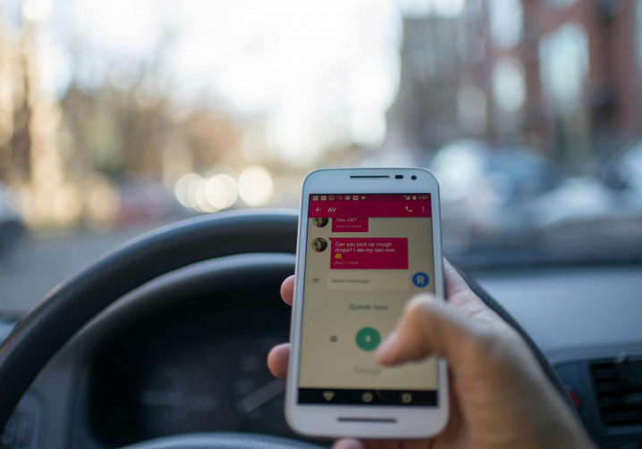 Quand vous regardez votre téléphone, qui regarde la route ?