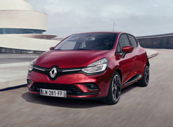 La Renault Clio devant la Peugeot 208 et le Peugeot 3008 en 2017 en France