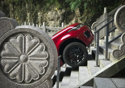 Le Range Rover Sport hybride rechargeable gravit les 999 marches d’un escalier à 45°