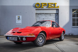 La voiture de sport biplace Opel GT a 50 ans