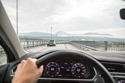 La voiture occupe une place stable et centrale dans la vie des Français