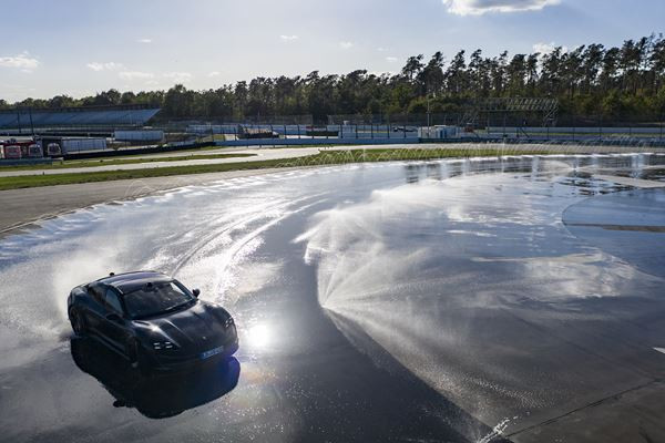 Le Porsche Taycan électrique réalise un Marathon de drift sur un anneau de 200 m