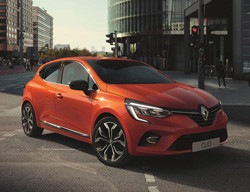 La Renault Clio devant la Peugeot 208 et le Peugeot 2008 en 2020 en France