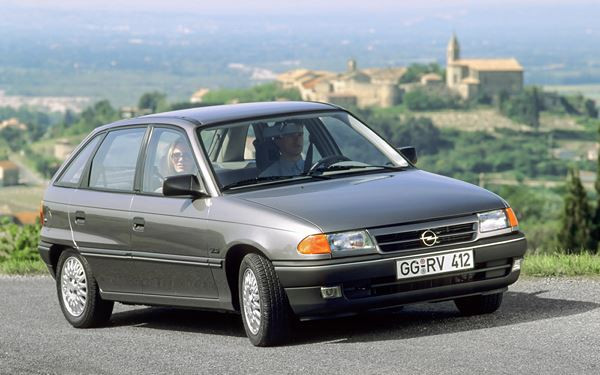 La berline compacte Opel Astra célèbre ses 30 ans