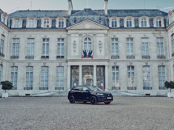 La DS 7 Crossback blindée et allongée entre à l’Élysée