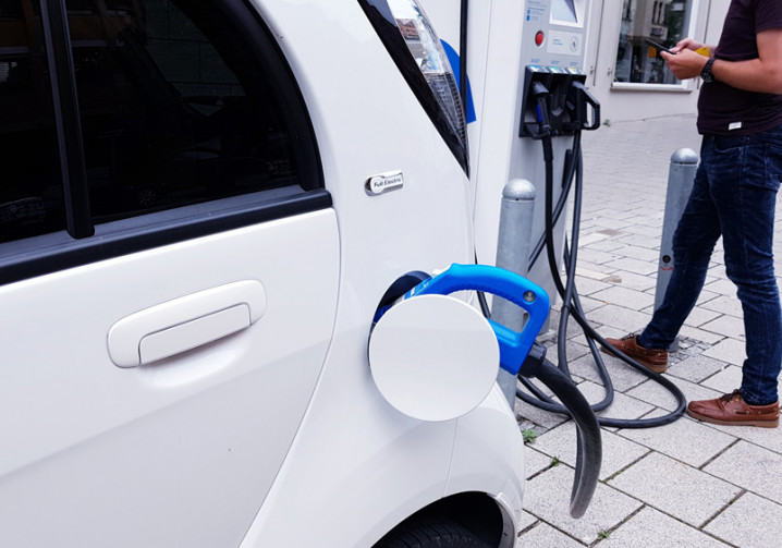 Mobilité électrique : près de 2/3 des Français attendent plus de bornes de recharge