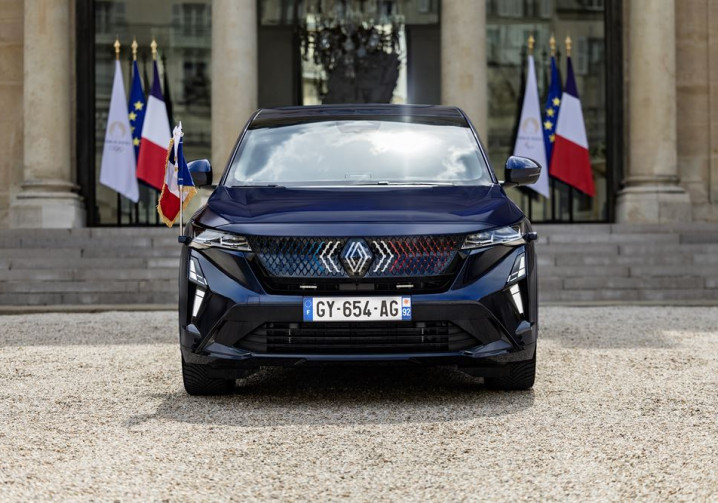 Le Renault Rafale devient voiture officielle de la Présidence de la République Française