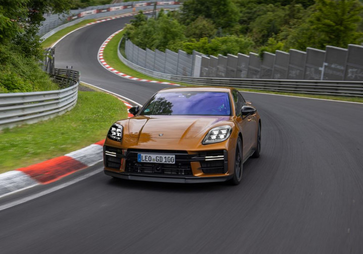 La Porsche Panamera établit un temps record de 7:24,17 minutes sur la Nordschleife du Nürburgring