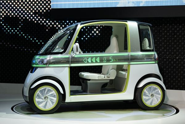 Daihatsu présente un concept de véhicule biplace urbain électrique à Tokyo