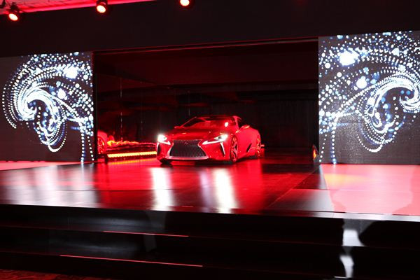 Lexus dévoile le concept de coupé sport hybride LF-LC à Détroit