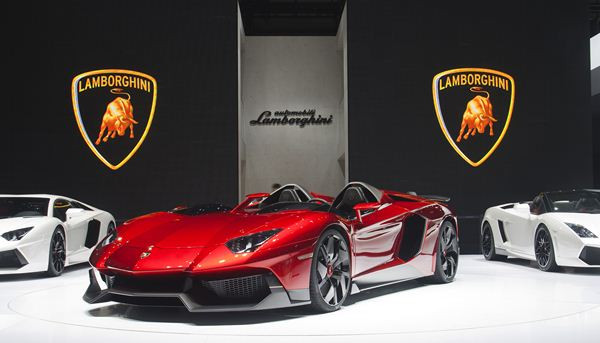 Lamborghini dévoile une Aventador J sans toit ni pare-brise à Genève