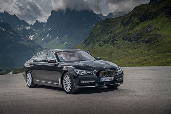 La berline de luxe BMW Série 7 adopte une motorisation hybride rechargeable