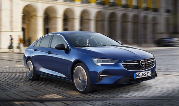 La berline Opel Insignia Grand Sport affiche une face avant plus sportive