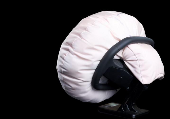 Le positionnement de l'airbag conducteur sur le volant évolue pour satisfaire au design futuriste du volant