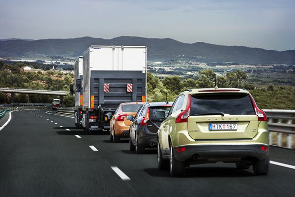 Un convoi de véhicules circulant automatiquement en file indienne sur autoroute