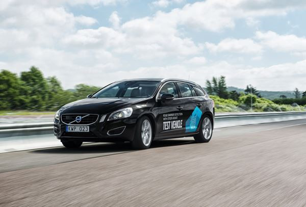 La détection des bords de route avec assistant directionnel Volvo évite les sorties de route