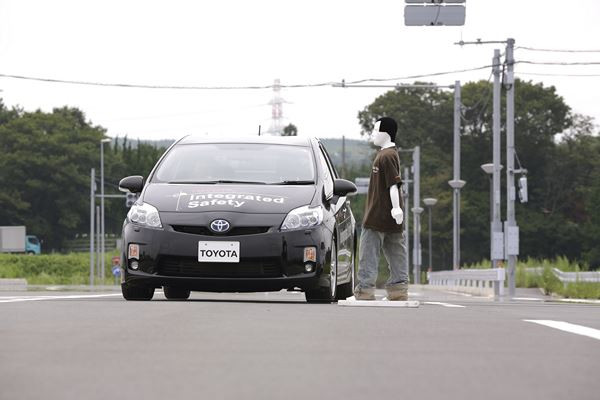 Le futur système Toyota de précollision PCS avec assistance directionnelle évite les piétons