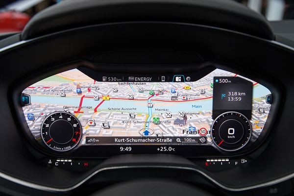 Le cockpit virtuel de l'Audi TT relaie directement les informations au conducteur