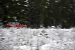 Le Range Rover "Demi-tour multi-manœuvres" effectue un demi-tour sur la route