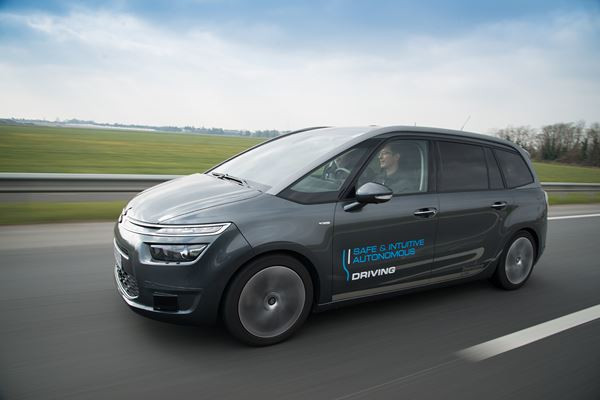 Le Citroën C4 Picasso autonome circule sans supervision du conducteur