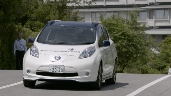 Le Nissan ProPilot circule dans sa file de façon autonome sur autoroute