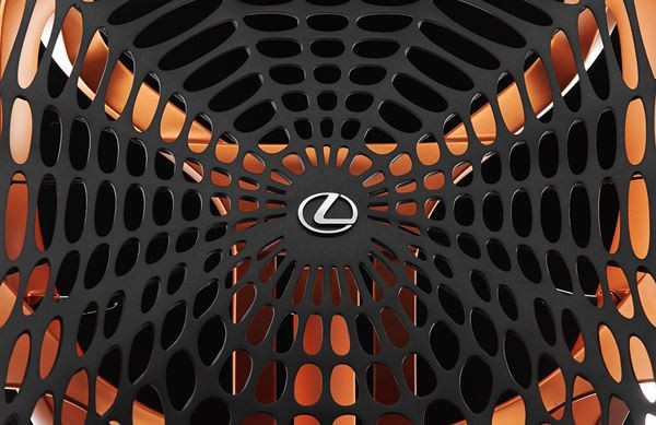 Le dossier du siège Lexus Kinetic Seat repose sur une structure en toile d’araignée