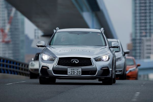 Le prototype Infiniti Q50 sport à technologie Nissan ProPilot roule de façon autonome