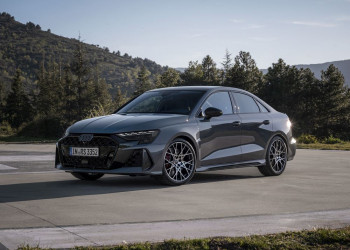 Le modèle compact quatre portes Audi RS 3 Berline devient encore plus sportif