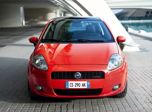 https://www.latribuneauto.com/media/cache/resolve/vehicule_slider/photos/FIAT/Grande%20Punto%20Cult%203%20portes/FIAT-GRAP-BE-09-21434/2-Fiat-Grande-Punto-Citadine-Exterieur-Copyright-Fiat.jpg