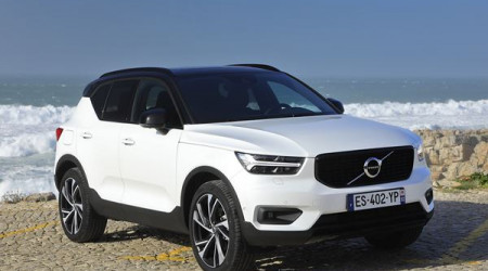 VOLVO XC40 T2 129 Momentum Business Geartronic 8